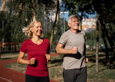 https://seniorzy.bluserwer.pl/wp-content/uploads/2021/03/smiley-older-couple-jogging-outdoors-2-236x168.jpg