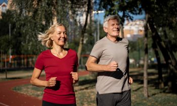 Aktywny senior – jak bezpiecznie ćwiczyć, zajęcia sportowe dla osób starszych